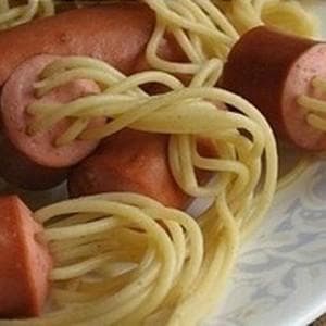 Макароны в сосисках