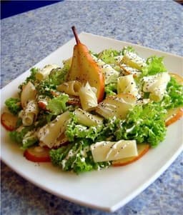 Салат с грушами, голубым сыром и орехами