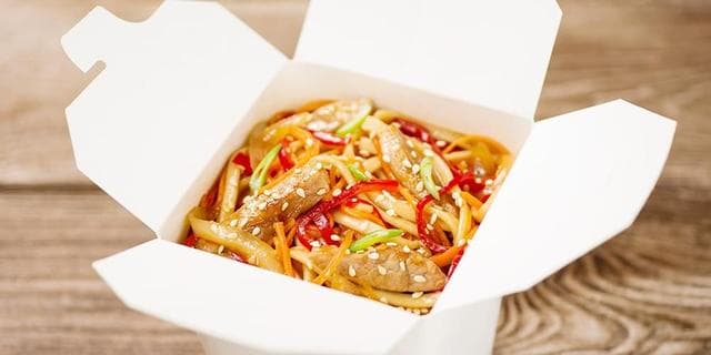 Wok яичная лапша с курицей
