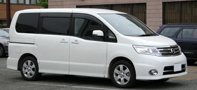 Автомобиль Nissan Serena