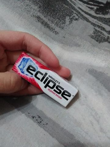 Жевательная резинка "eclipse" ледяная вишня