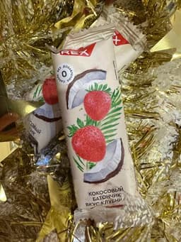 Кокосовый батончик с клубникой ProteinRex