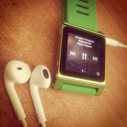 Плеер Apple iPod nano — фото из отзыва «Отличный плеер с возможностью использовать как часы» (1 из 2)