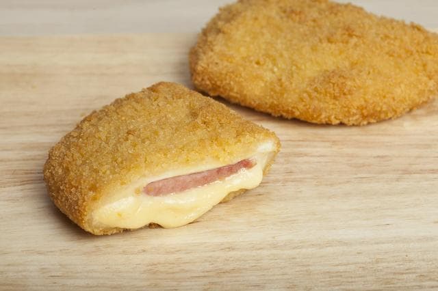 Курочка Кордон Блю — фото из отзыва «Сочное мясо цыпленка с аппетитной начинкой из сыра и ветчин» (2 из 2)