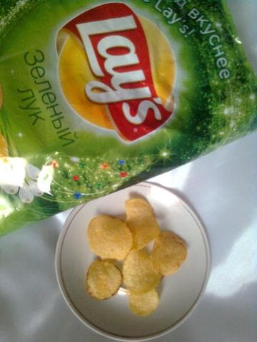 Чипсы "Lays" зелёный лук — фото из отзыва «Из натурального картофеля» (2 из 4)