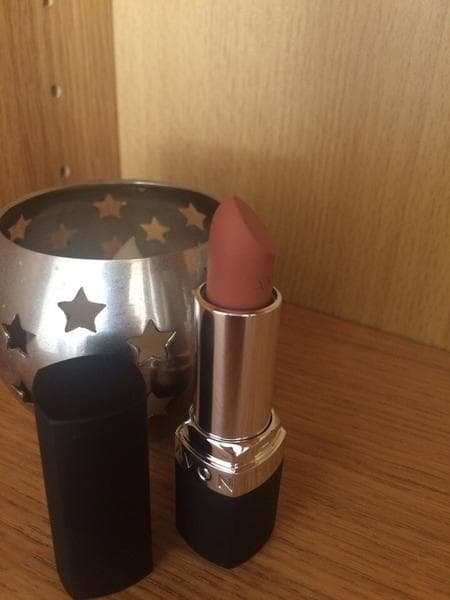Помада Avon Матовое превосходство — фото из отзыва «Приятная, качественная помада» (2 из 2)