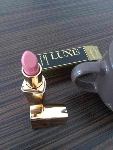 Губная помада Avon Luxe  — фото из отзыва «Утонченно» (2 из 2)
