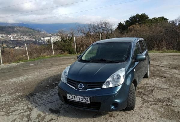 Автомобиль Nissan Note хэтчбек, 2013 г. — фото из отзыва «Отзыв: Автомобиль Nissan Note хэтчбек - Крошка Енот.» (3 из 6)