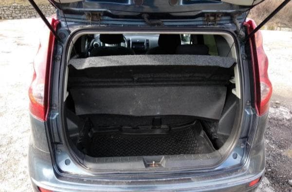 Автомобиль Nissan Note хэтчбек, 2013 г. — фото из отзыва «Отзыв: Автомобиль Nissan Note хэтчбек - Крошка Енот.» (6 из 6)