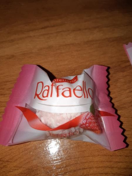 Конфеты FERRERO Raffaello малина — фото из отзыва «Необычно и вкусно.»