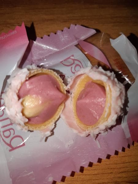 Конфеты FERRERO Raffaello малина — фото из отзыва «Необычно и вкусно.»