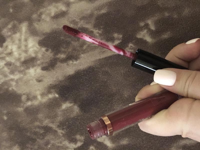 Блеск для губ Make-up Revolution Salvation Velvet Lip Lacquer — фото из отзыва «Не самый удачный матовый блеск для губ» (3 из 3)
