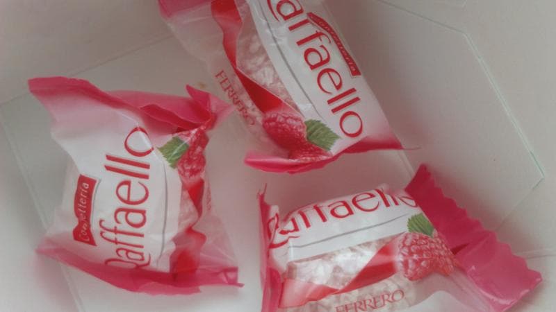 Конфеты FERRERO Raffaello малина — фото из отзыва «Ни идет ни в какое сравнение с классикой»