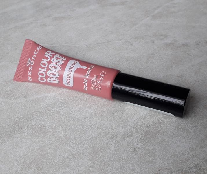 Помада-блеск для губ Essence Colour BOOST Liquid lipstick vinylicious — фото из отзыва «Неплохой вариант»