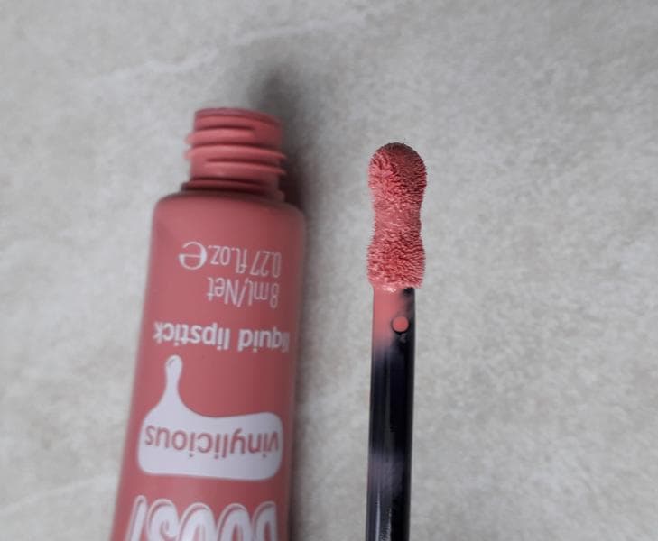 Помада-блеск для губ Essence Colour BOOST Liquid lipstick vinylicious — фото из отзыва «Неплохой вариант»