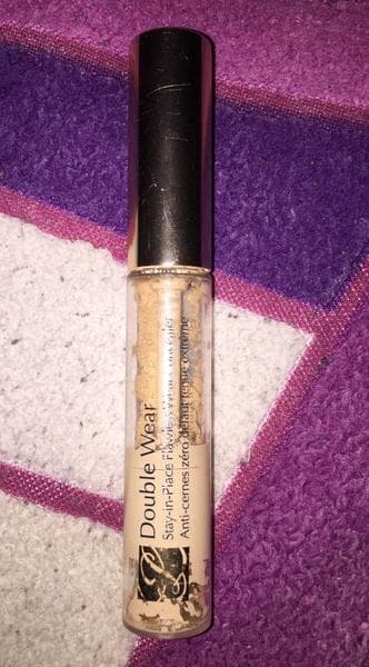 Консилер Estee Lauder Double Wear — фото из отзыва «Не скрывает недостатки кожи, подчеркивает шелушения, сушит»