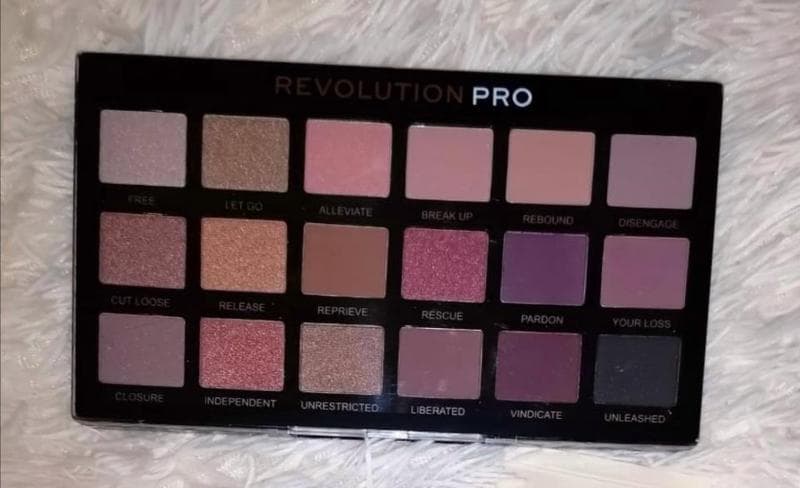 Тени для век Revolution Pro  — фото из отзыва «Отличные стойкие тени по хорошей цене.» (1 из 2)