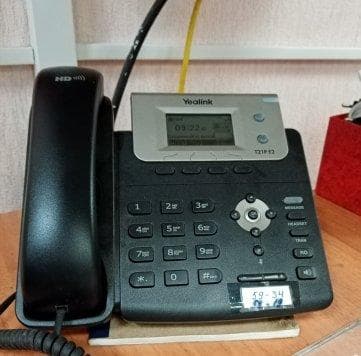 Телефон Yealink T21P E2 — фото из отзыва «Телефон для офиса.» (1 из 4)