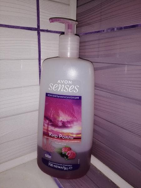 Гель для душа "Кир рояль" Avon  — фото из отзыва «Аромат спелых лесных ягод»
