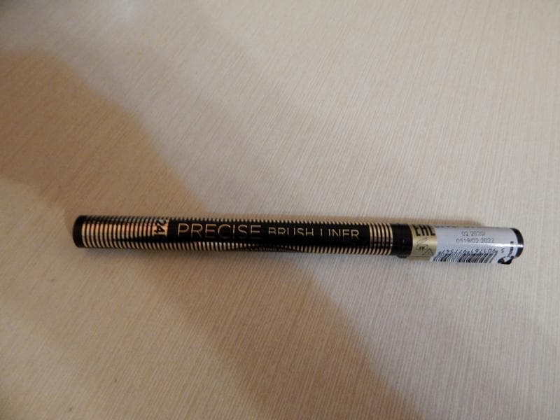 Подводка-фломастер для глаз Eveline УЛЬТРАСТОЙКАЯ Eveline PRECISE BRUSH LINER — фото из отзыва «Рисует тонкие стрелки, но из-за кисточки немного неудобно»