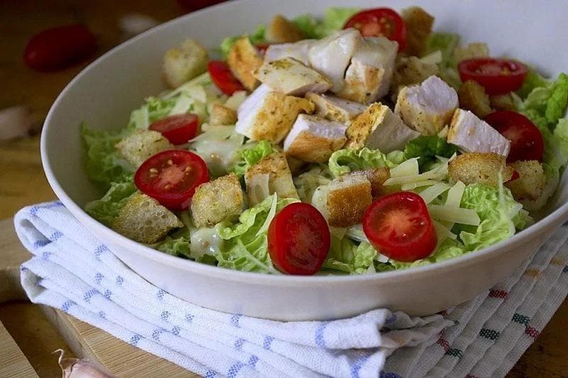 Салат "Цезарь с курицей" — фото из отзыва «Вкусно и очень сочно» (1 из 2)