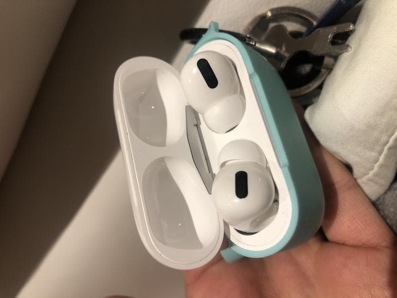 Наушники AirPods Pro — фото из отзыва «Наушники хорошие, не очень удобные»