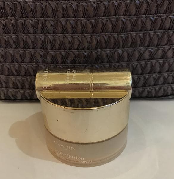 Пудра рассыпчатая Clarins Multi-Eclat — фото из отзыва «Легкая невесомая корректирующая пудра» (2 из 2)