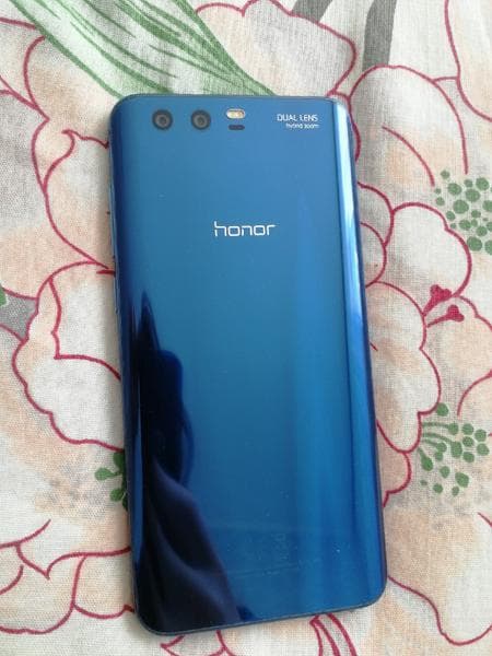 Телефон Huawei Honor 9 — фото из отзыва «Красивый телефон с крутой камерой, но слабой производительно» (2 из 8)