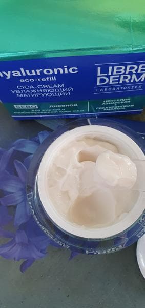 Крем для лица дневной Librederm Гиалуроновый СICА-крем увлажняющий матирующий — фото из отзыва «Идеальный матирующий крем на лето для жирной кожи!» (2 из 3)