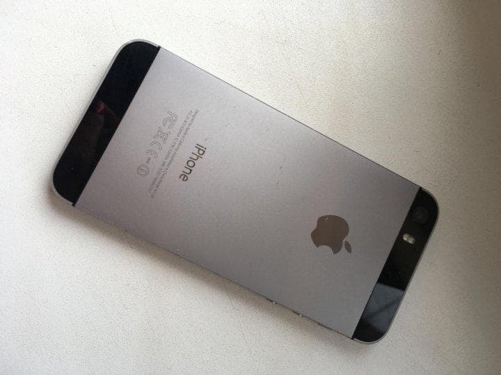 Телефон Apple Iphone SE — фото из отзыва «Отличный смартфон, долго им пользовался.» (2 из 2)