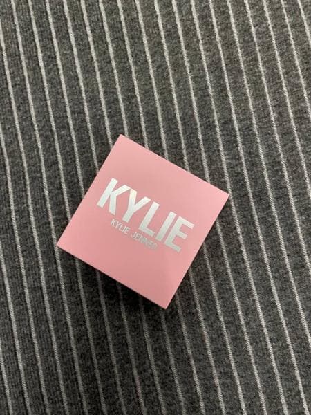 Хайлайтер Kylie Cosmetics kylighter — фото из отзыва «Сияющий цвет лица с пудрой от Kylie Cosmetics» (2 из 2)