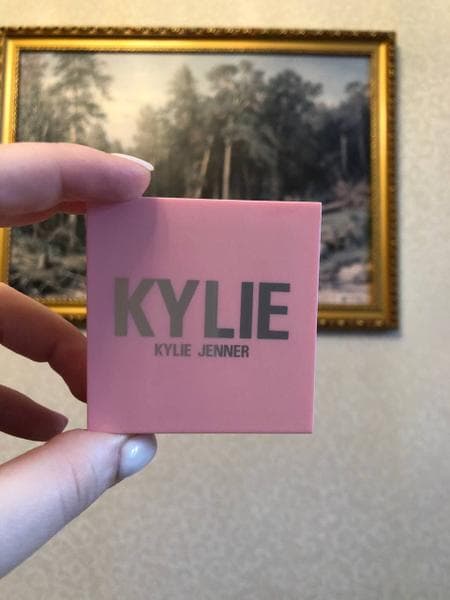 Румяна Kylie Cosmetics pressed blush powder — фото из отзыва «Первая покупка косметики от Кайли» (1 из 2)