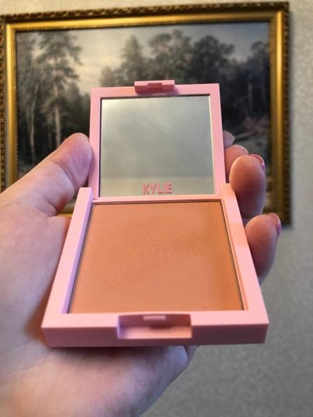Румяна Kylie Cosmetics pressed blush powder — фото из отзыва «Первая покупка косметики от Кайли» (2 из 2)