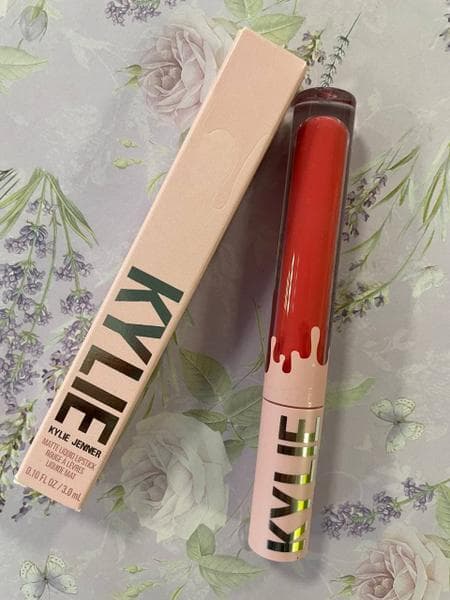 Помада Kylie Cosmetics matte liquid lipstick — фото из отзыва «Стойкая помада, не пересушивает кожу губ» (1 из 3)