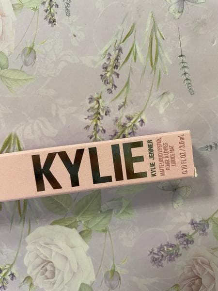Помада Kylie Cosmetics matte liquid lipstick — фото из отзыва «Стойкая помада, не пересушивает кожу губ» (2 из 3)