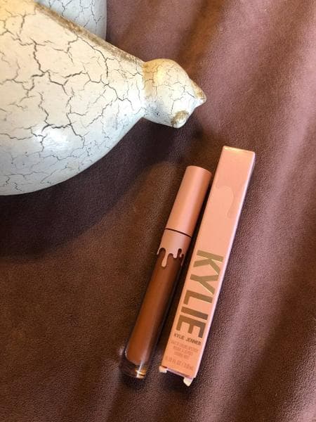 Помада Kylie Cosmetics matte liquid lipstick — фото из отзыва «Помада, которая не размазывается» (1 из 2)