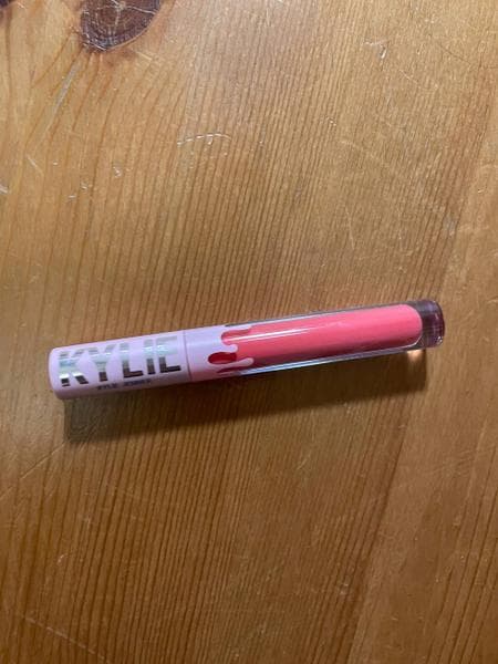 Помада Kylie Cosmetics matte liquid lipstick — фото из отзыва «На каждый день, на праздники и на свидания» (2 из 4)