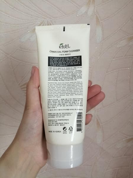 Пенка для умывания Еkel Foam cleanser CHARCOAL — фото из отзыва «Отличная и доступная пенка из Кореи» (2 из 4)