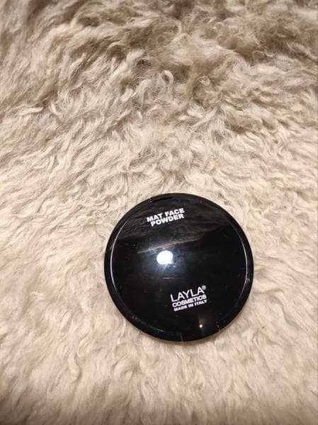 Матовая пудра Layla cosmetics Top Cover Compact Face Powder — фото из отзыва «Отличная матирующая пудра»