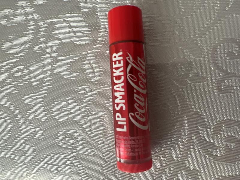 Бальзам для губ Lip smacker с ароматом Coca-Cola — фото из отзыва «Полностью справляется со своей задачей» (1 из 3)