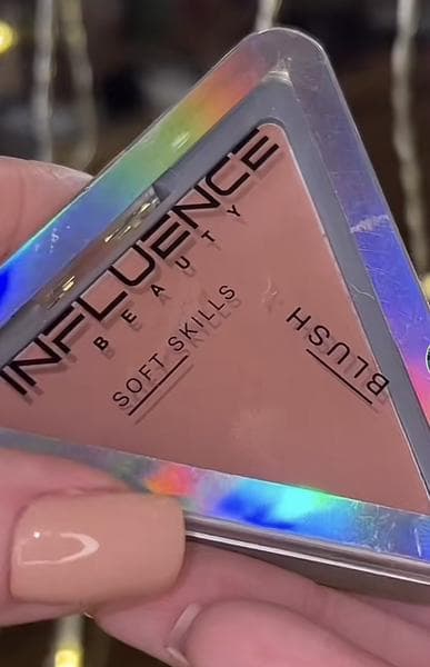 Румяна Influence beauty Тон 1 — фото из отзыва «Средние румяна»