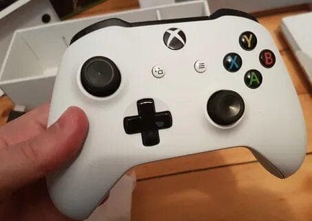 Геймпад Microsoft Xbox One S Wireless Controller — фото из отзыва «Контроллер хороший не лагает шрифта нет.»