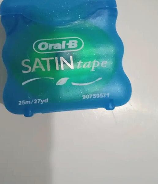 Зубная нить Oral-B  — фото из отзыва «Очищение межзубных промежутков, и десен.» (2 из 2)