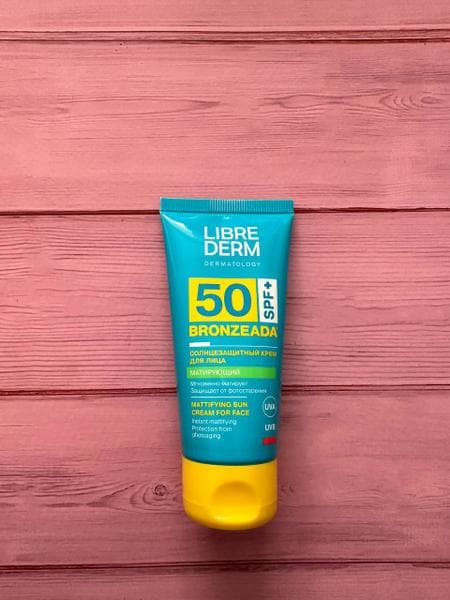 Солнцезащитный крем для лица Librederm матирующий Bronzeada spf 50 — фото из отзыва «Солнцезащитный матирующий крем для жирной кожи!!» (2 из 5)
