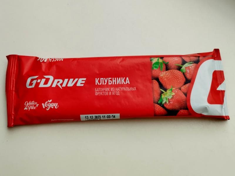Батончик "G-Drive" клубника — фото из отзыва «Полезный, но не очень-то вкусный.»
