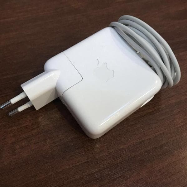 Блок питания Apple MacBook Pro — фото из отзыва «Качественный блок. Долго держит зарядку.»