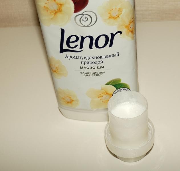 Кондиционер для белья Lenor "Масло ши" — фото из отзыва «Очень нравится мягкость белья и нежный аромат» (3 из 4)