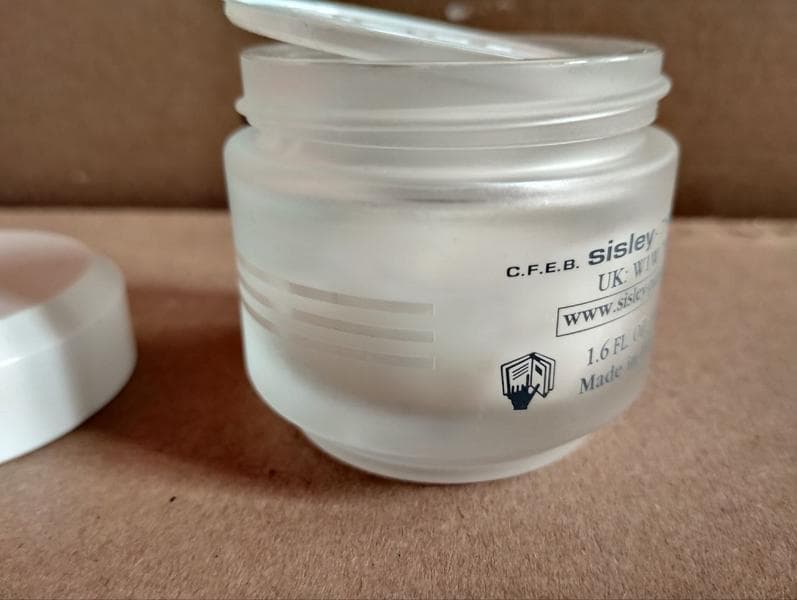 Крем Sisley Restorative Facial Cream — фото из отзыва «Эффектная баночка и ее содержимое!»