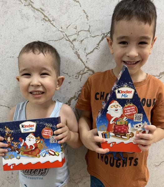 Сладкий подарок Kinder микс — фото из отзыва «Вкусный подарок и сказка»