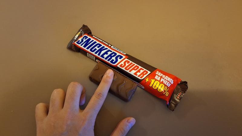 Шоколадный батончик "Snickers" — фото из отзыва «Шоколадный батончик, требующий вашего внимания 😋»
